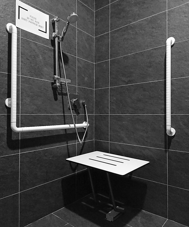 Salle de bain PMR sécurisée avec sol antidérapant